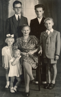 Karel Pičman s rodiči a sourozenci Jiřím, Vlastou a nejmladší Marií, Jablonec nad Jizerou, 1947