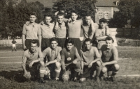 Vítězové dorostenci ve fotbale Karlovarského kraje Amati Kraslice, Karel Pičman třetí zleva nahoře, 1950