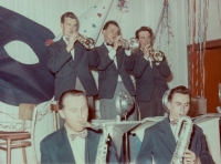 Big band Severák, Karel Pičman nahoře prostřední hráč s trubkou, ples ve vrchlabské závodní jídelně podniku Tesla, 1957