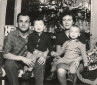 Karel a Vlasta Pičmanovi se syny Vladimírem a Karlem, Jablonec nad Jizerou, 1962