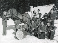 Desáté výročí Alfa clubu, před restaurací Myslivna, pamětník klečící za bubnem, 1973