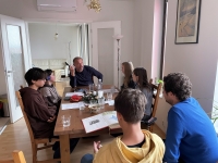 Žákovský tým během nahrávání příběhu Radima Jaukera pro projekt Příběhy našich sousedů, 2022