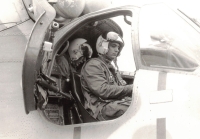 Vrtulník Mi-24V po přistání, vpředu pilot Jiří Jogl, vzadu palubní technik (rok 1985 nebo 1986)