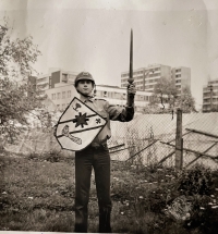 Se štítem a osobním znakem, foceno nedaleko klubovny, 1985