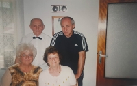 Jiří Kleker se sestrou (vlevo dole) a rodiči, cca 2007