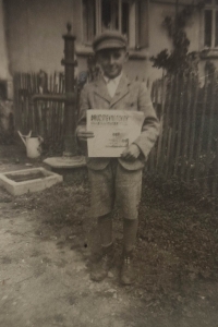 Otec Jiří Kleker roznášející poštu, 1937