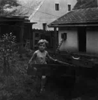 Anna Stibalová na zahradě v Perštejně