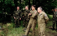 Nácvik záchrany osob z vodní hladiny, vojenské letecké záchranné službě velí Jiří Jogl (s vysílačkou), vedle je jeho zástupce Pavel Špilka (rok 1998 nebo 1999)