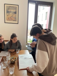 Žákovský tým při prohlížení kroniky, 2022