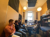 Žákovský tým při rozhlasovém workshopu, 2022