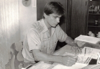 Jiří Jogl, v té době velitel pluku, se v kanceláři na letišti Líně připravuje na let (rok 1994)