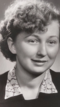 Anna Staňková, 18 let, rok 1953