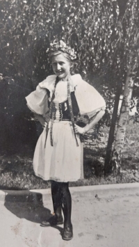 Anna Staňková přibližně ve 12 letech, rok 1947