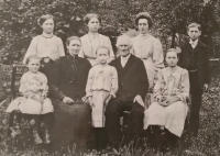 Babička a dědeček Čepkovi a jejich děti, tatínek Jan Čepek,  zcela vpravo, rok 1910
