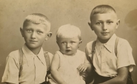 Bratr Miloslav, Anna Staňková, bratr Josef (zleva), rok 1936