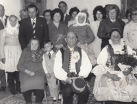 Dědeček J. Bruštík a babička Anna (sedí dole v krojích), stojící muž v tmavém obleku a žena po jeho levici jsou rodiče pamětníka Josef a Ludmila Jehličkovi, 60. léta