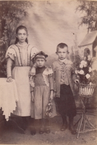 Děti Koníčkovy, foceno kolem roku 1903 v Porchově, zleva Marie (vdaná Šrůtková, později Profeldová), uprostřed Erna, vpravo Alois