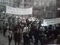 Fotografie z demonstrace během pražského jara v roce 1968 pořízená Janem Slámou