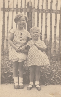 Erna a její sestra Dagmar Dejmalovy kolem roku 1936