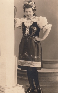 Erna Podhorská, roz. Dejmalová, kolem dožínek, po roce 1945