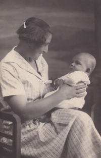 Erna Dejmalová s prvorozeným synem Karlem roku 1926 v Užhorodě