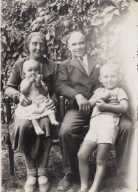 Erna a Karel Dejmal a jejich děti Erna a Karel