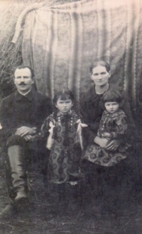 Filoména a Josef Šircovi (rodiče pamětnice) s dcerami 1926