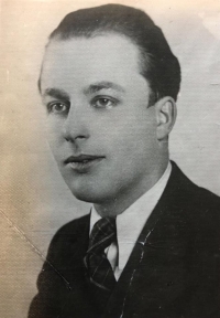 Otec pamětnice Karel Hanousek narozený 19. března 1911, který zahynul 3. května 1945 při útoku na loď Cap Arcona