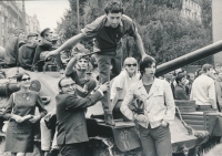 Tzv. brněnská bohéma. Zprava: Miroslava Hájková, Arnošt Goldflam, stojící Pavel Řezníček, okupace 1968
