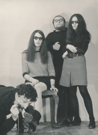 Pavel Řezníček (dole), Miroslava Hájková, Arnošt Goldflam, Ivana Hájková, cca 1967