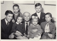 Rodina Vaňkových, Milada vpravo dole