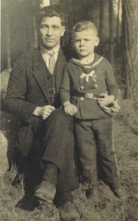 Otec pamětnice František Starý se synem Frantíkem, začátek 30. let 20. století
