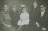František Starý (druhý zleva) s matkou Marií, sestrou Martou, sestřenicí a otcem v roce 1927 