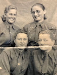 Sestra Marie se svými spolubojovnicemi v roce 1944, Marie vpravo dole