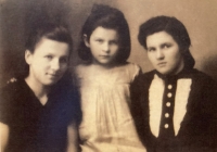 The witness with sisters Miroslava (left) and Slavěna (right), 1944