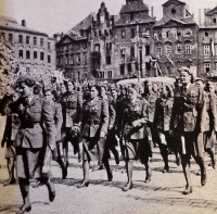 Sestra Marie, Praha, Václavské náměstí v roce 1945, s pugetem v ruce