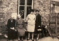 Janská 1967, s rodiči a kamarádkou. Pamětnice ve světlém kostýmku