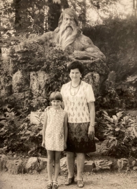 S dcerou Šárkou v lázních 1978
