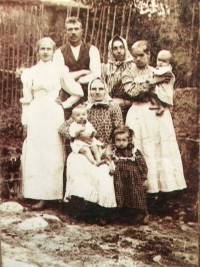Nejstarší dochovaná fotografie rodiny Duškových, přibližně závěr 19. století