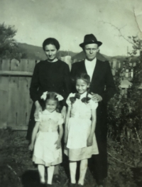 Rodiče Fiklovi a jejich dcery Anna a Margareta, Comanesti-Rumunsko, první pol. 50. let