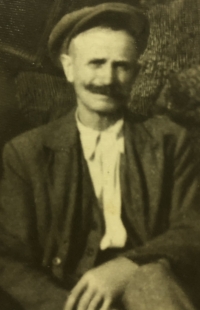 Dědeček Josef Fikl, který se nedožil návratu do Eibenthalu a zemřel ve vyhnanství v Comanesti. Comanesti, Rumunsko, první polovina 50. let
