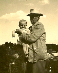 Jan Peňáz jako malé dítě s dědečkem