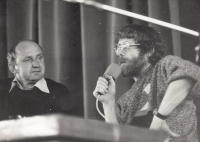 Josef Bajer během rozhovoru s přítelem Janem Rejžkem