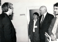 Eva Novotná s Ivanem Medkem a Andrew Lassem při slavnostním otevření depozitářů Národní knihovny v Praze-Hostivaři v roce 1996