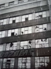 Poškozená budova Československého rozhlasu, Praha, 1968. Fotografie ze srpna 1968 pořízená Janem Slámou