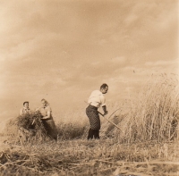 Otec Josef Spurný s kosou