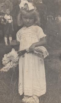 Eva Rysová, tehdy Havlíková, Hostinné, 1955