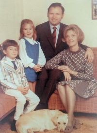 Václav Kříž na rodinné fotografii s manželkou a dětmi