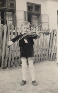 Bratr pamětnice Josef Fikl, který se v Comanesti narodil. Fotografie pořízena pravděpodobně po návratu do Eibenthalu čili druhá polovina 50. let
