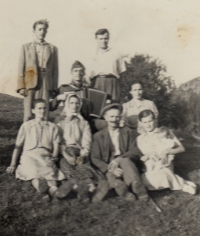 Příbuzní přijeli do Comanesti. Chybí sestry Anna a Margareta Fiklovy. S harmonikou Viktor Fikl, vpravo nahoře stojí otec František a po jeho levé ruce je jeho manželka Kristýna, Comanesti, Rumunsko, první polovina 50. let
